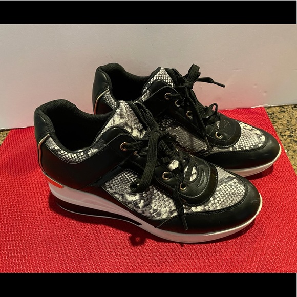 Women’s Sneakers Shoe Dazzle 💁🏻‍♀️ 👟- - Picture 7 of 8